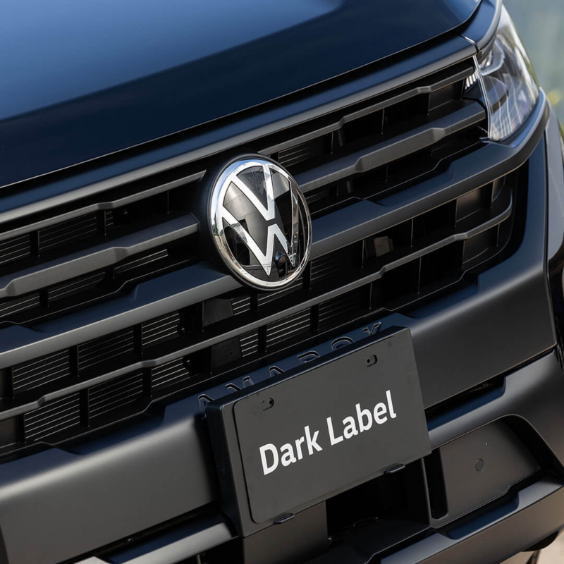 Vista frontal de la nueva camioneta VW Amarok Dark Label