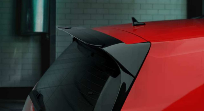 Imagen detalle de la parte trasera del auto deportivo Golf GTI oettinger.
