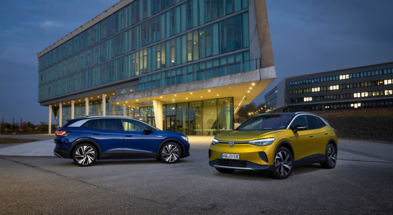 suv id4 en color azul y amarillo frente a edificio