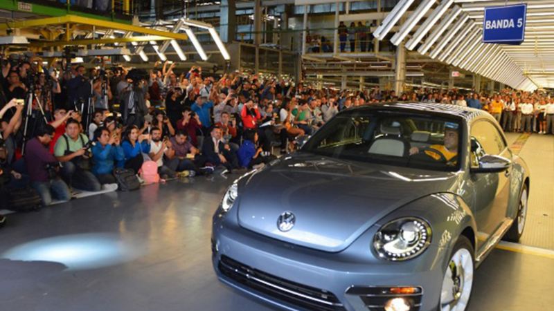 Automóvil Beetle en evento por la discontinuación del modelo en Planta Volkswagen