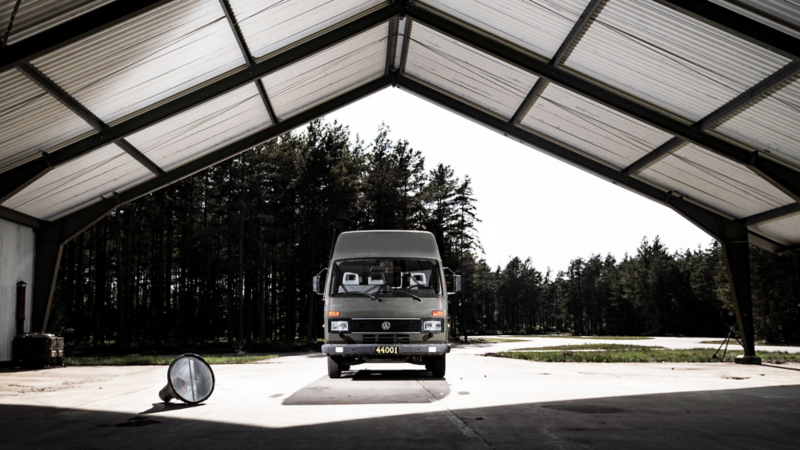 VW-buss i hangar