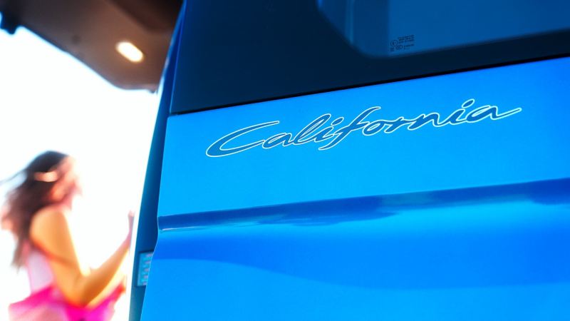 Dettaglio del badge "California" sul bagagliaio di un Nuovo Caddy California Volkswagen.