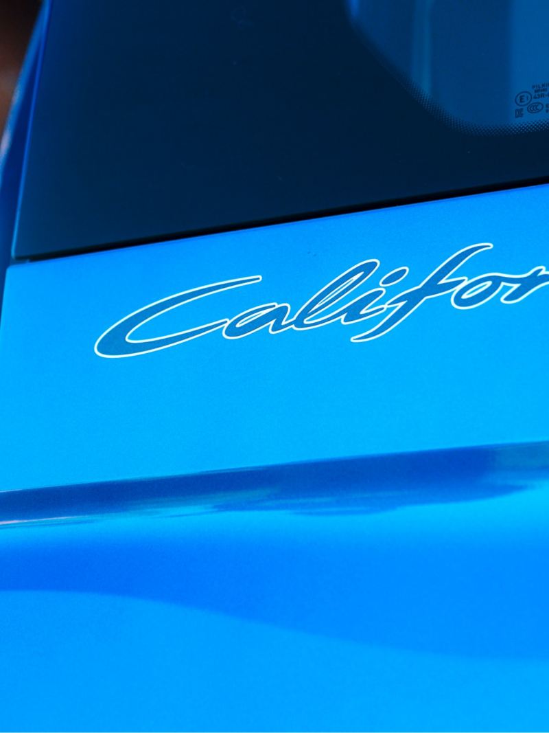 Dettaglio del badge "California" sul bagagliaio di un Nuovo Caddy California Volkswagen.