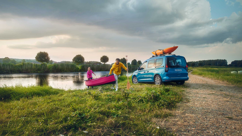 VW Caddy California med kanot