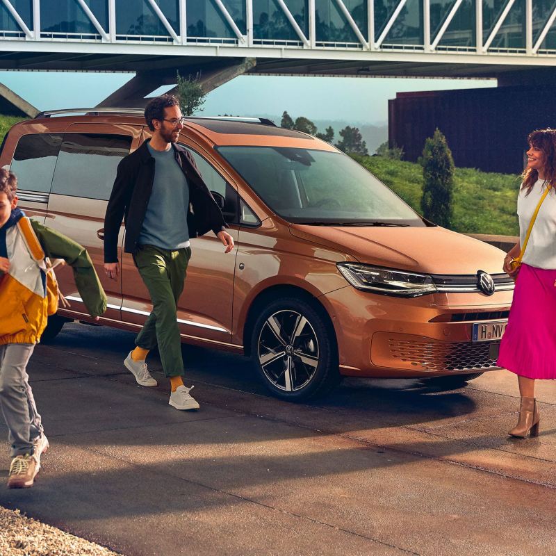 Una famiglia davanti a Nuovo Caddy acquistato con le promozioni Volkswagen
