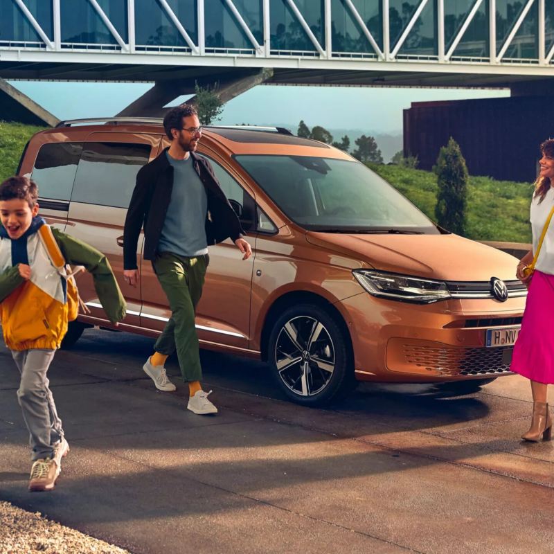 Familia saliendo de la Volkswagen Caddy 