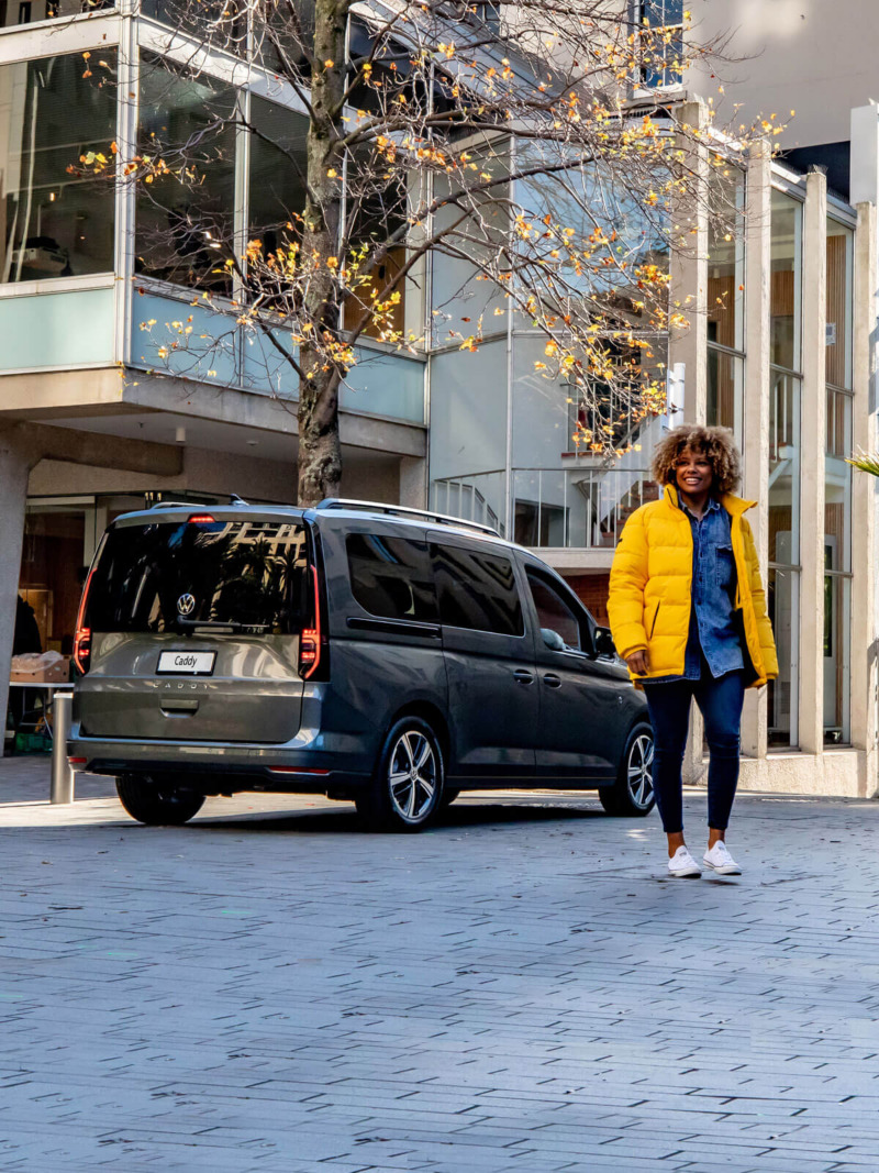 Vista trasera del vehículo para pasajeros Caddy Volkswagen 