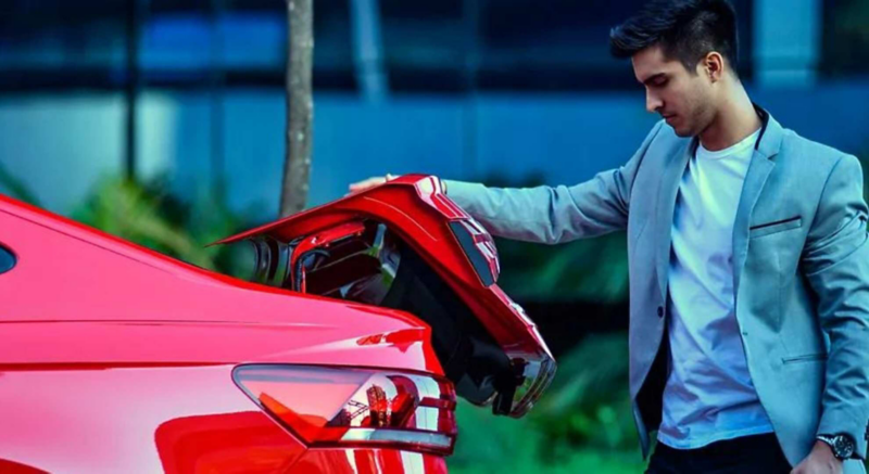 Imagen de hombre bajando la cajuela de un auto sedán de Volkswagen