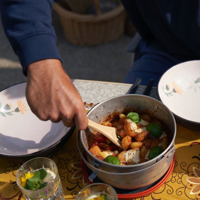 Närbild på Vincents one-pot gnocchi och ratatouillerätt