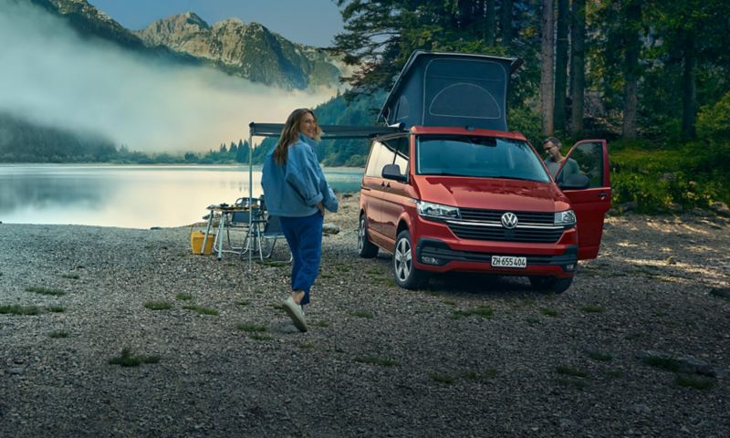 Ein Paar campiert am Ufer eines Sees mit ihrem California 6.1.