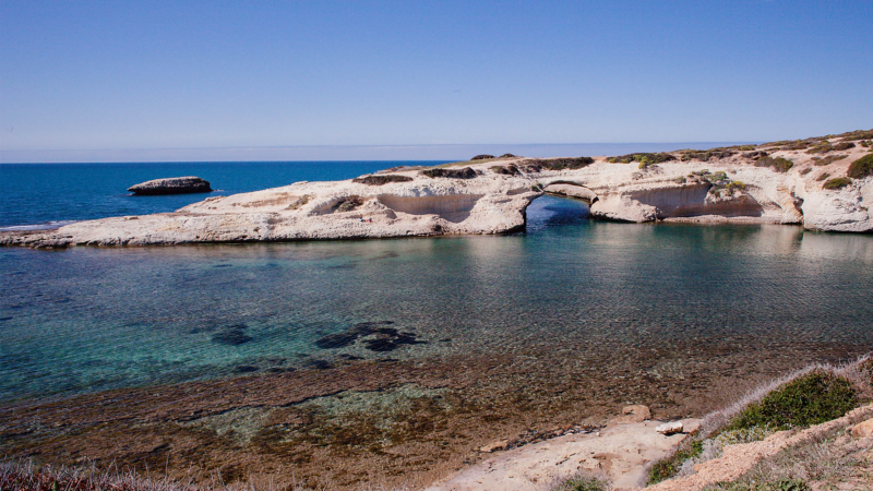 Stenig strandremsa vid Oristano.