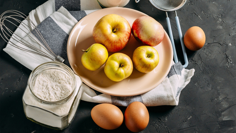 Zutaten für die Apfel-Pancakes.
