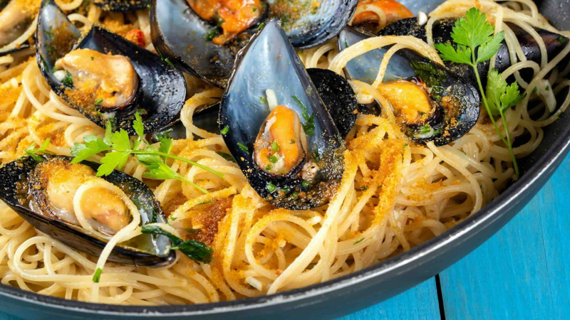 Fresh mussels on pasta.