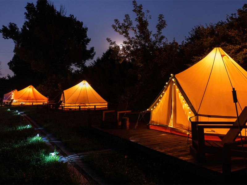 Zelte auf einem Luxus-Campingplatz.