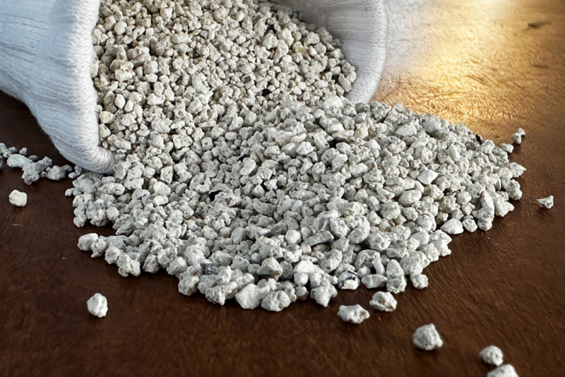 Katzenstreu rieselt aus einer Socke: Ein günstiger DIY-Luftentfeuchter, um Feuchtigkeit und Schimmel im Camper über den Winter zu vermeiden.