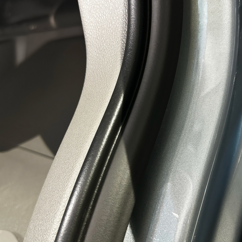Nahaufnahme der schwarzen Gummidichtung am Türrahmen eines Campervans. Beim Frühjahrs-Check sollten diese Dichtungen gereinigt und mit Pflegemittel behandelt werden, damit sie geschmeidig bleiben und abdichten.