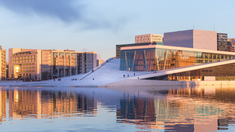 Gebäude in Oslo am Wasser.