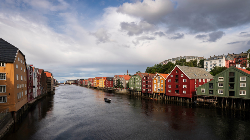 Häuser am Wasser in Trondheim.