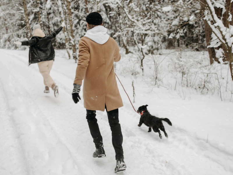 Mit Hund im Schnee.