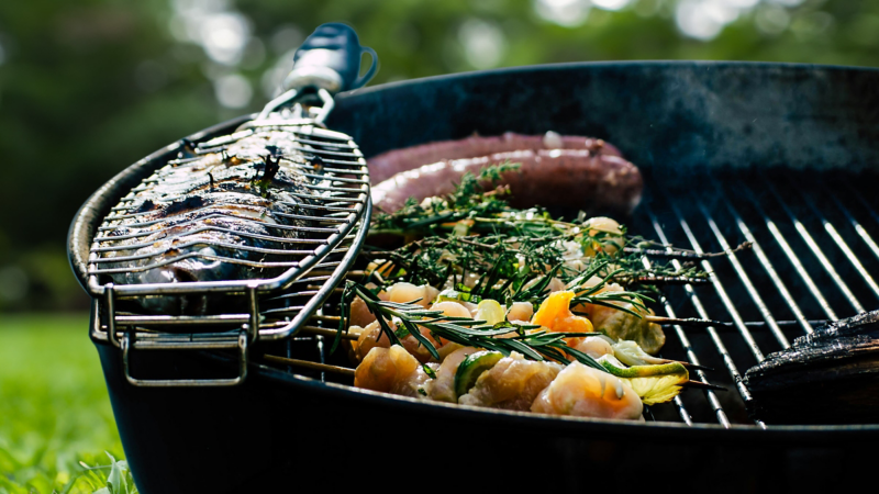 Barbecue à charbon sur une pelouse.
