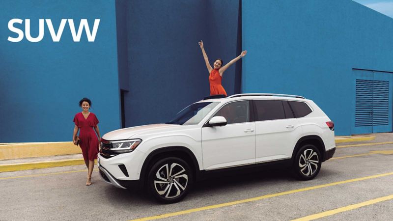 Teramont 2021 de Volkswagen en color blanco con dos mujeres vestidas en tonos rojizos.