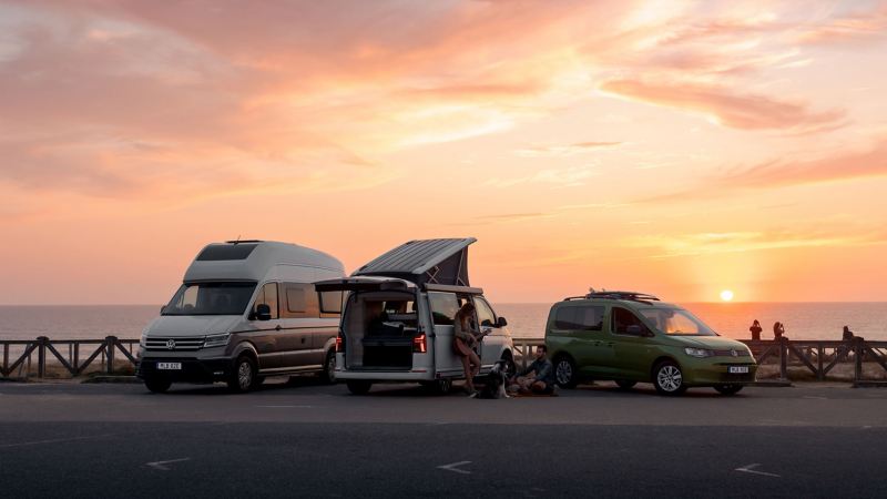VW California och VW Grand California husbilar uppställda vid havet i solnedgång