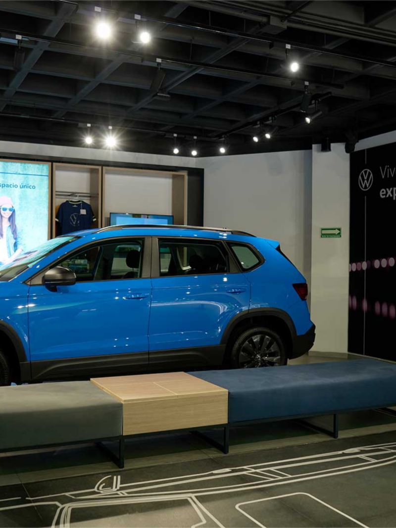 Interior de la nueva agencia Volkswagen City Store Condesa, con camioneta Taos 2022 en color azul. 