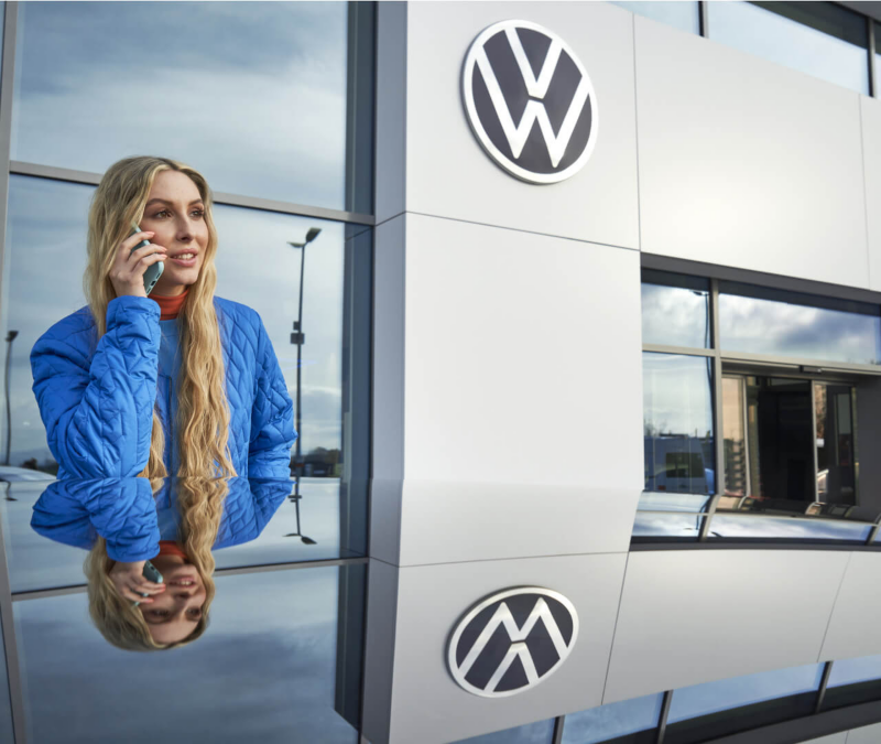 Imagen de una mujer joven en concesionario VW en Ecuador