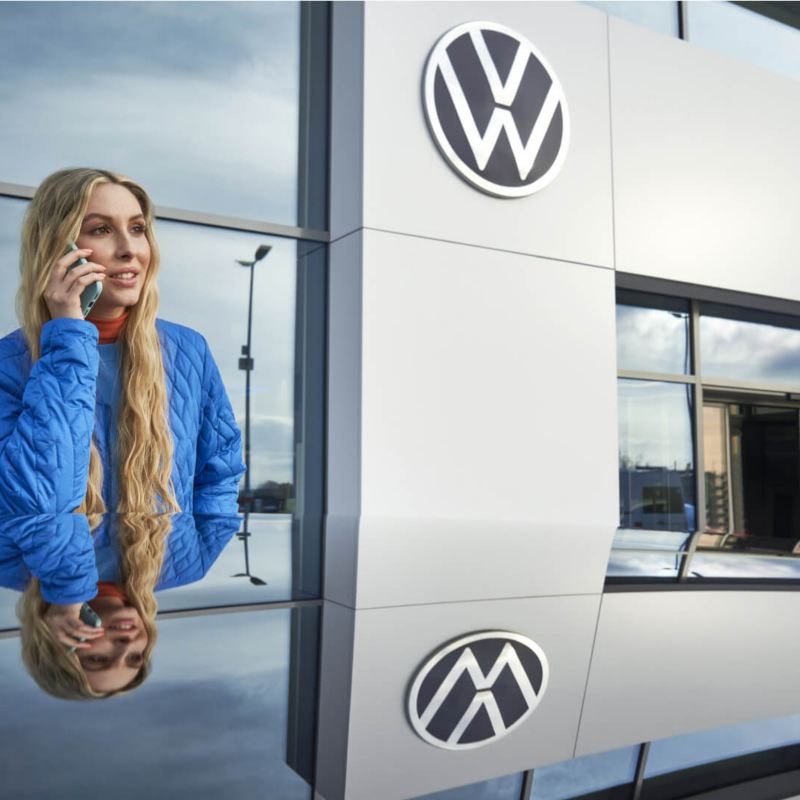 Imagen de una mujer joven en concesionario VW en Ecuador