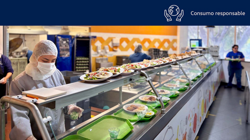 Comedor de colaboradores de Volkswagen con platos y bandejas de alimentos preparadas. 