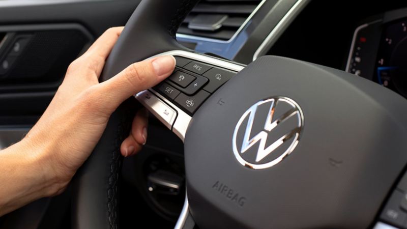Icono de testigo de pérdida de presión de neumáticos en autos Volkswagen.