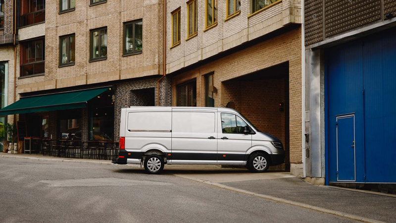 VW Crafter Compact Edition kör in i garage