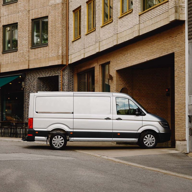 VW Crafter Compact Edition kör in i garage