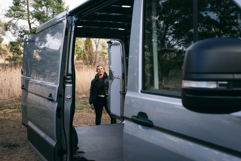 Genomsikt från sidoskjutdörren till bakdörrarna i VW Crafter Compact Edition.