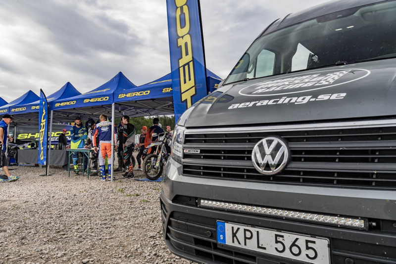 En grupp enduroförare har samling på Rörken Motorstadion. I förgrunden Anders Eriksson VW Crafter