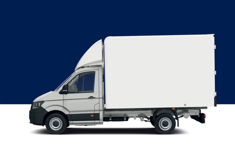 Ein weißer VW Crafter mit Kofferaufbau von der Seite vor blau-weißem Hintergrund.