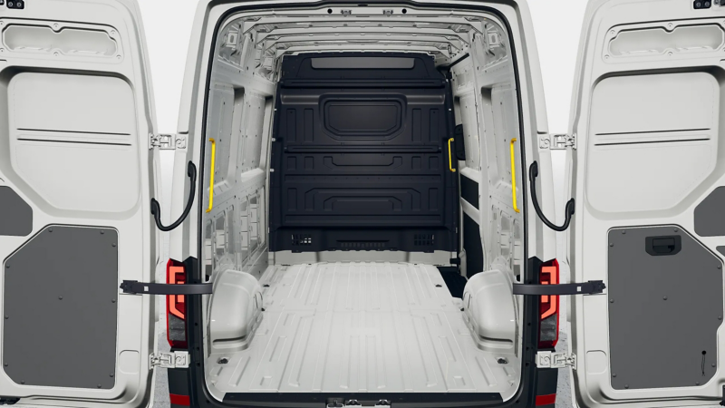 Ein VW Crafter Kastenwagen von hinten mit geöffneten Hecktüren