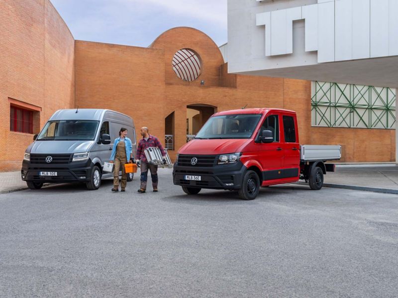 VW Crafter lätt lastbil tillsammans med en Crafter Flak