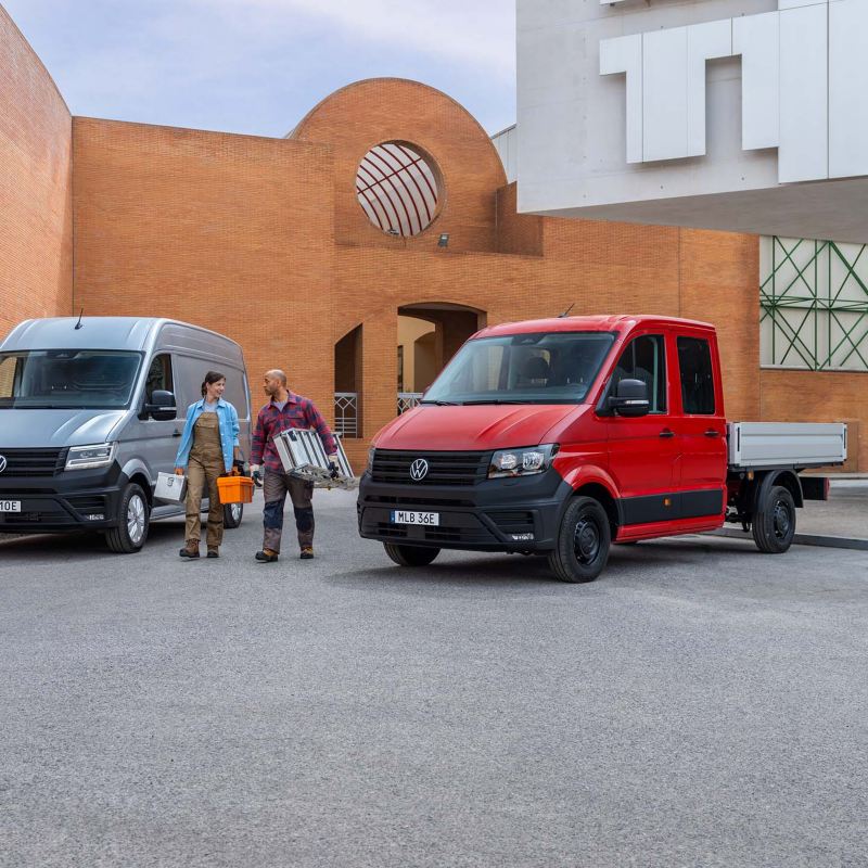 VW Crafter lätt lastbil tillsammans med en Crafter Flak