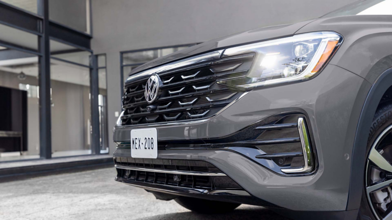 Parrilla, logo VW y faros delanteros de LED de Volkswagen Cross Sport 2026. 