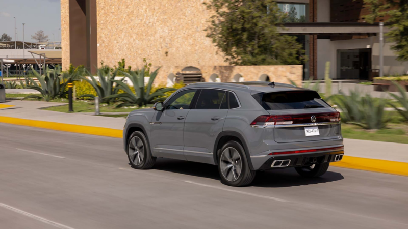 Volkswagen Cross Sport. Vista trasera de SUV deportiva. 
