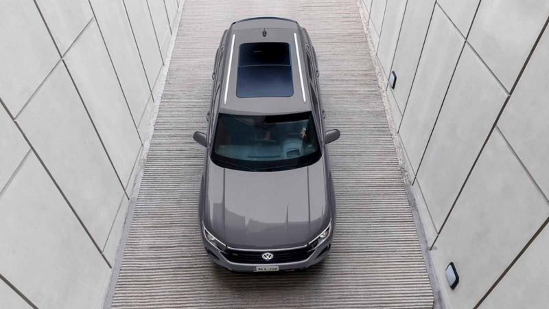 Cross Sport 2026. SUV de lujo con techo corredizo entra a estacionamiento subterráneo.