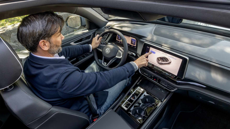 Head up display visible en parabrisas de Cross Sport 2024. 