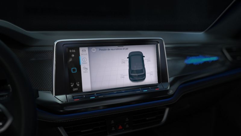 Pantalla de VW Cross Sport muestra alerta de testigo de pérdida de presión de neumáticos. 