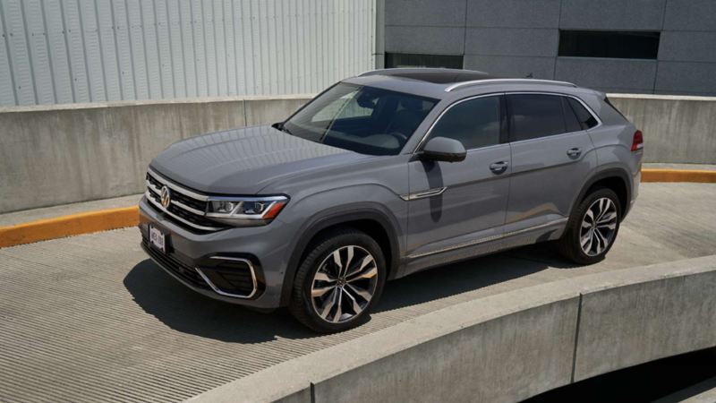 Camioneta de lujo Cross Sport de Volkswagen, en color gris, sube rampa de estacionamiento.