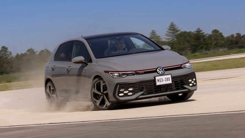 Volkswagen Golf GTI en color exterior gris. Auto deportivo tipo hatchback en prueba de manejo. 