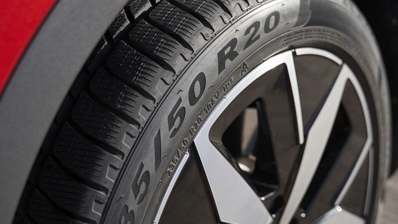 Llantas y rin moderno con logo VW sobre un fondo azul.