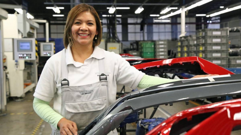 Colaboradora trabajando en planta VW