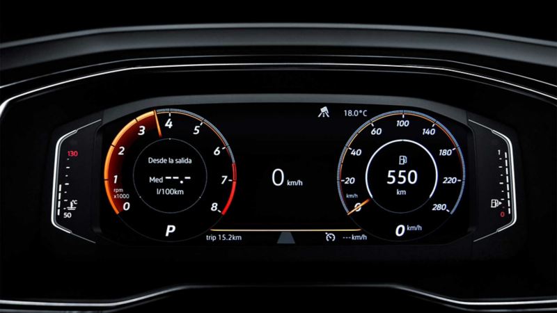 Vista general del cuadro de instrumentos digital de Volkswagen, con tacómetro y velocimetro.