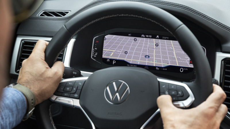 Volante multifunciones de Volkswagen Teramont, con vistas al fondo del cuadro digital de instrumentos. 